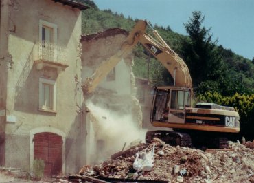 Demolizioni edili Abruzzo - Fagnano Alto 2009 1