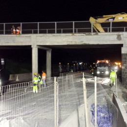 Demolizione edile notturna Napoli-Salerno: cavalcavia Autostrada A3 1