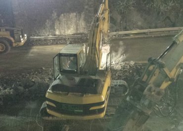 Demolizione edile notturna Napoli-Salerno: cavalcavia Autostrada A3 15